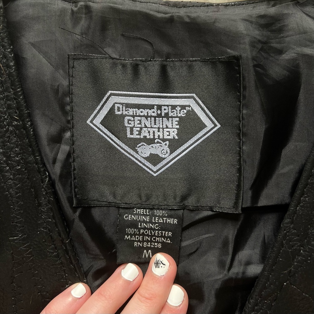 🌿SOLD🌿 Diamond Plate Rock Design Genuine Leather Vest Motorcycle Jacket 🏍️ - Picture 8 of 9